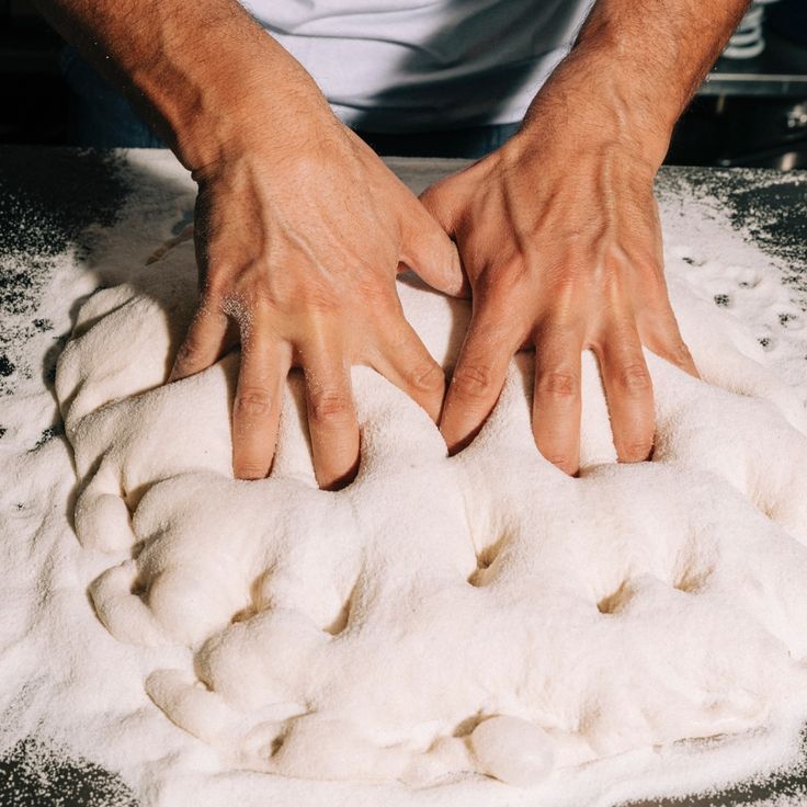 Mani che lavorano l’impasto per i lievitati, Tano – Grano & Brace a Spello